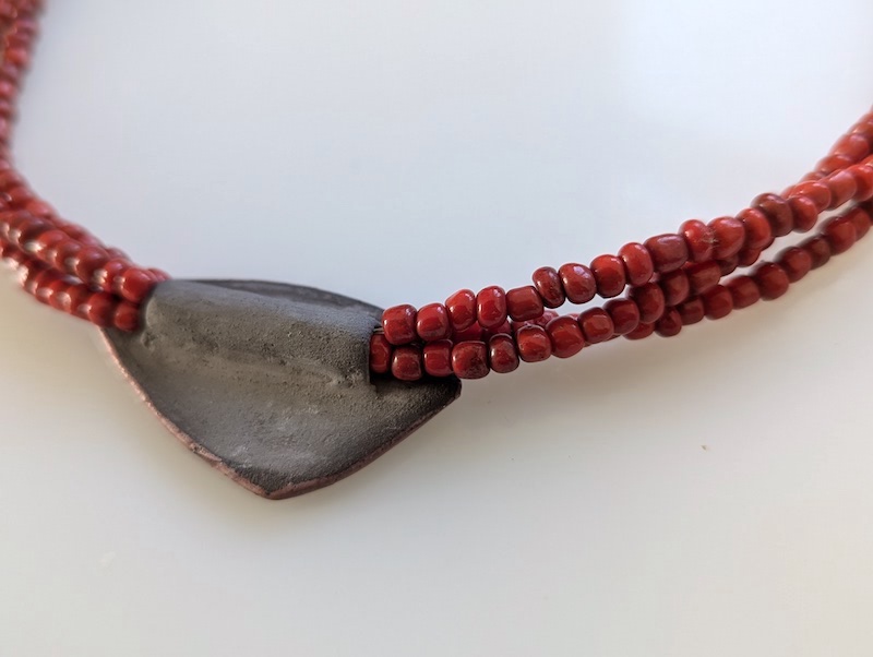 Keramik Collier Segel rot gesprenkelt