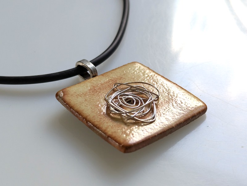 Keramikkette Wüste gelb/braun silber