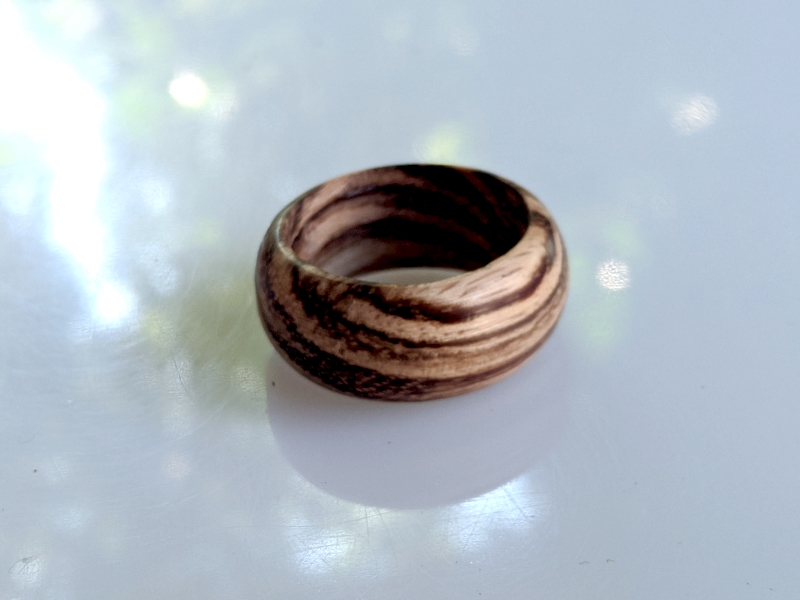 Gedrehter Ring aus Zebrano- Holz   