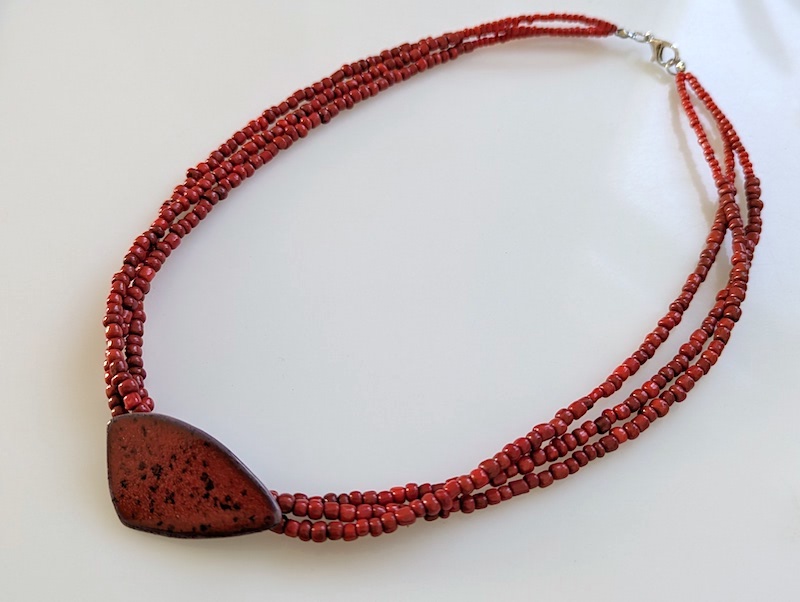 Keramik Collier Segel rot gesprenkelt