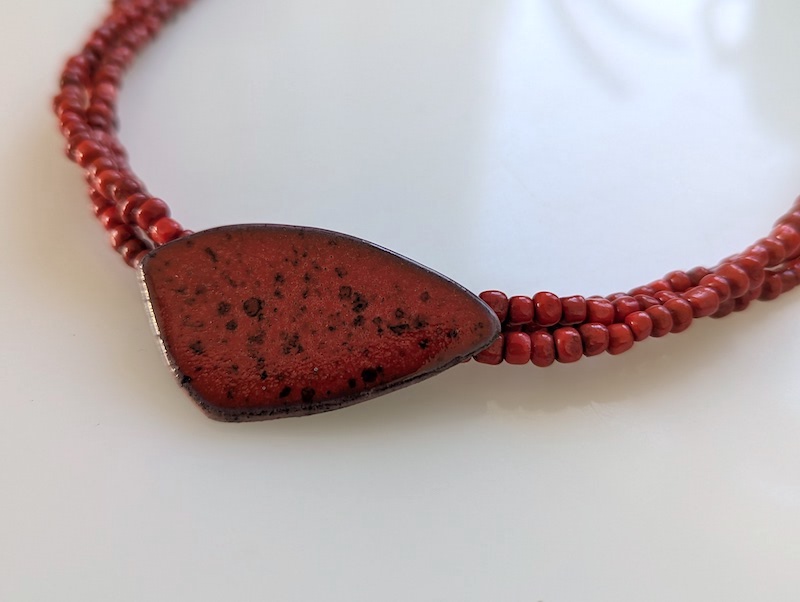 Keramik Collier Segel rot gesprenkelt