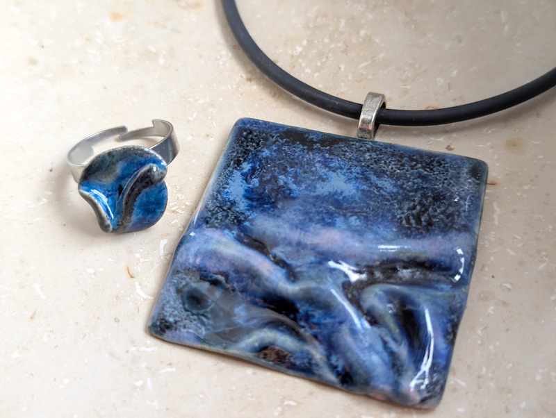 Set Keramik Schmuck blau gefaltet