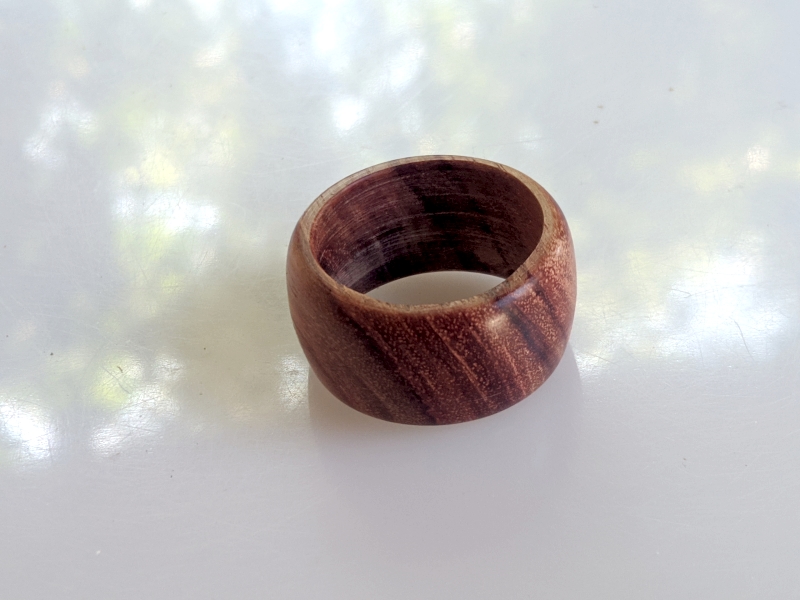 Gedrehter Ring aus Rosenholz   