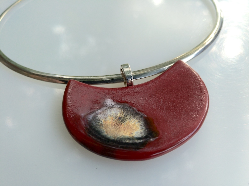 Keramikkette warmes rot, halbrund mit Halsreifen Keramikkette warmes rot, halbrund mit Halsreifen