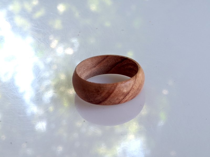 Gedrehter Ring aus Oliven- Holz  