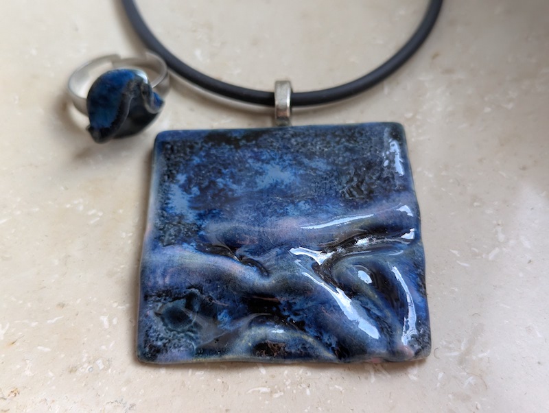 Set Keramik Schmuck blau gefaltet Set Keramik Schmuck blau gefaltet