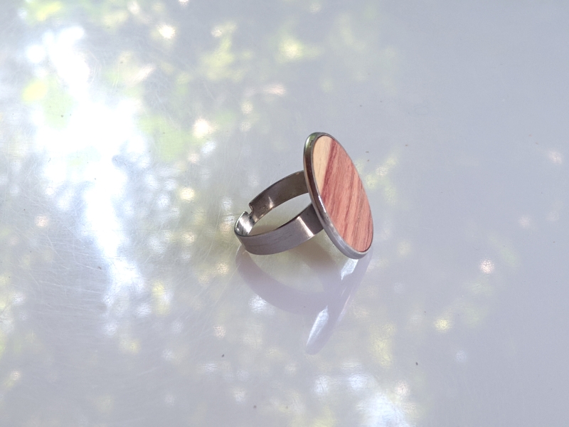 Edelstahlring mit Besatz aus Rosenholz 