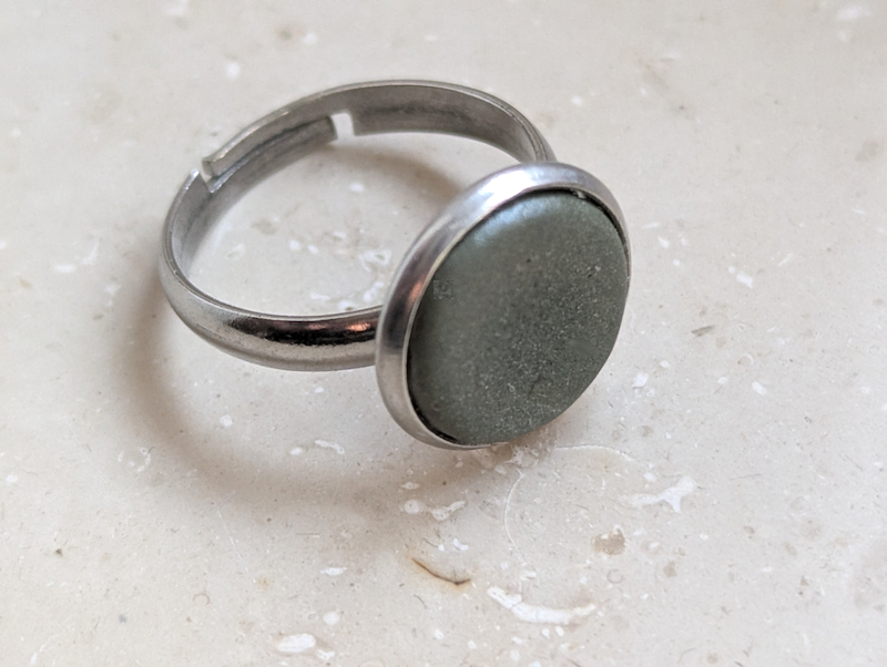 Keramik Ring - matt grün gefasst