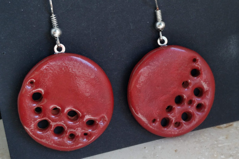 Keramik Ohrringe Unikate - rot durchbrochen rund
