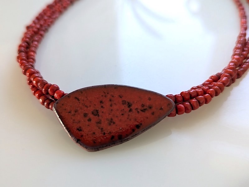 Keramik Collier Segel rot gesprenkelt