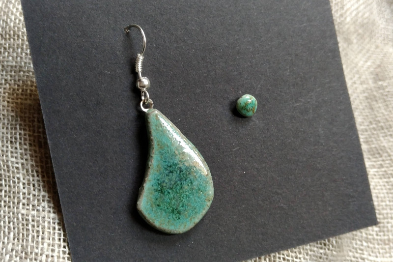 Keramik Ohrringe - ungleich grüner Tropfen + kleiner Stecker