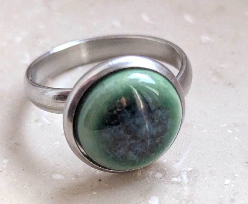 Keramik Ring - grün schmal gefasst 