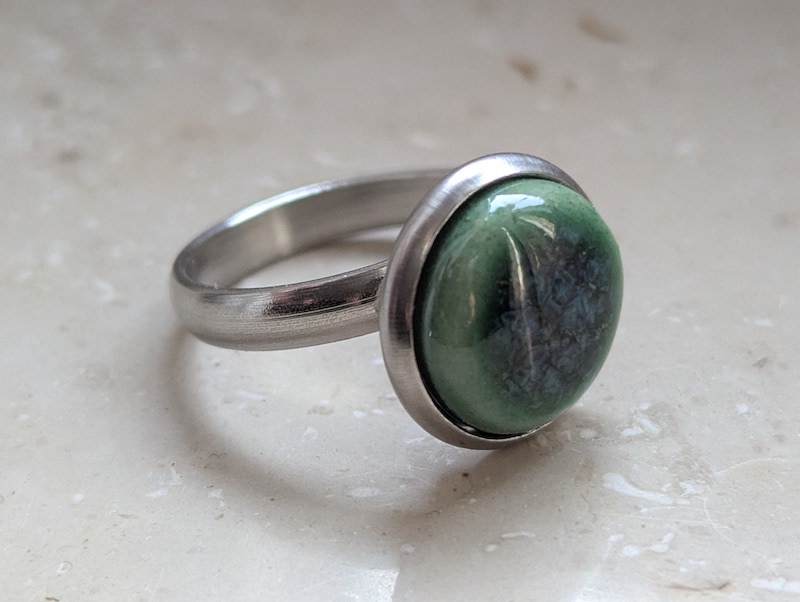 Keramik Ring - grün schmal gefasst 