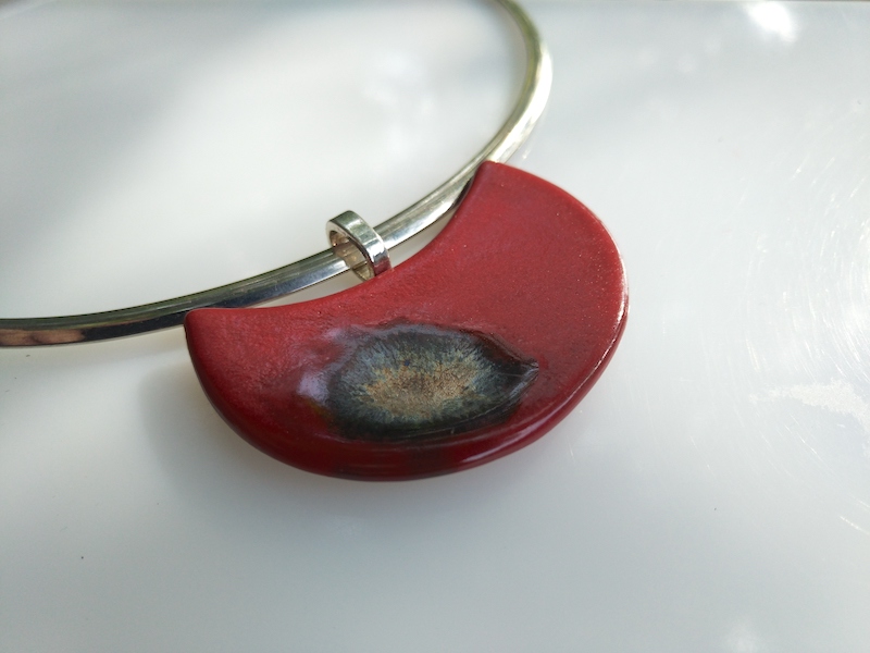 Keramikkette warmes rot, halbrund mit Halsreifen Keramikkette warmes rot, halbrund mit Halsreifen
