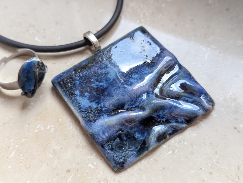 Set Keramik Schmuck blau gefaltet Set Keramik Schmuck blau gefaltet