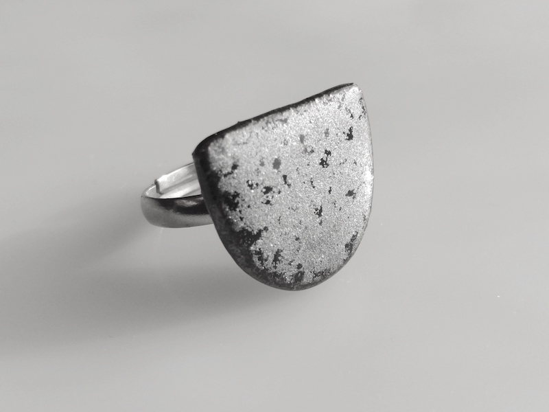 Unikatschmuck, Schmuck, Kette, Anhänger, Unikat, Design, Designer, Geschenk, Frauen, Mode, Einzelstück,  Keramikschmuck, Keramik, Onlineshop Schmuck, handgefertigter Schmuck, Oderbruchscheune, Kunst Loose Tage, Keramik Schmuck online kaufen, Onlineshop, Berlin, Oderbruch, Neulewin